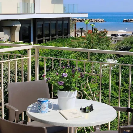Hotel Art La Perla 3*
